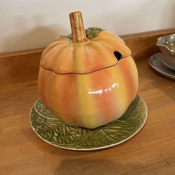 HARVEST Ceramic Lidded Pumpkin Shaped Soup Tureen and Serving Plate - Picture 2 of 10